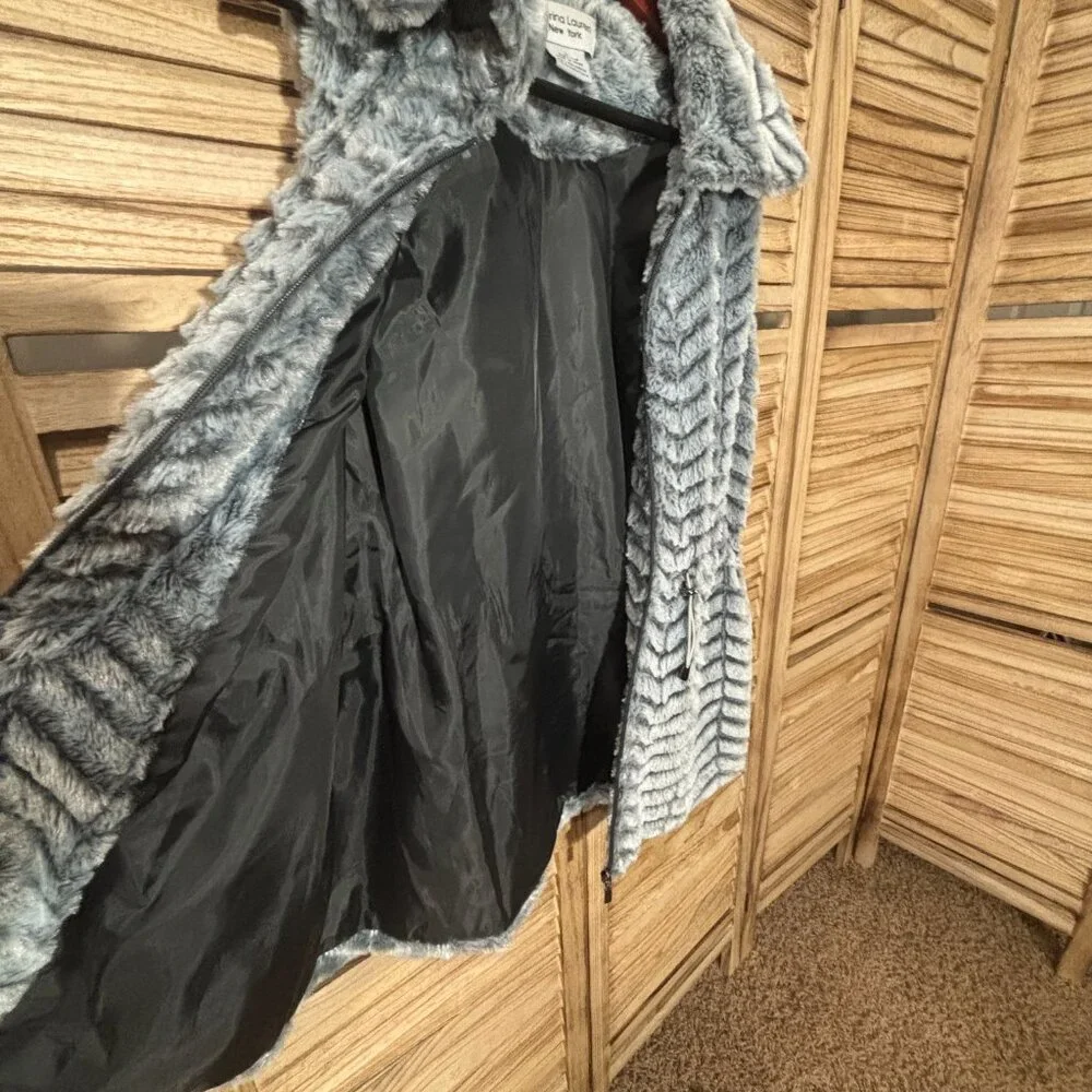 Sabrina Lauren Chevron Faux Fur Vest Silvery Blue Grey Alpine Chic Size L EUC